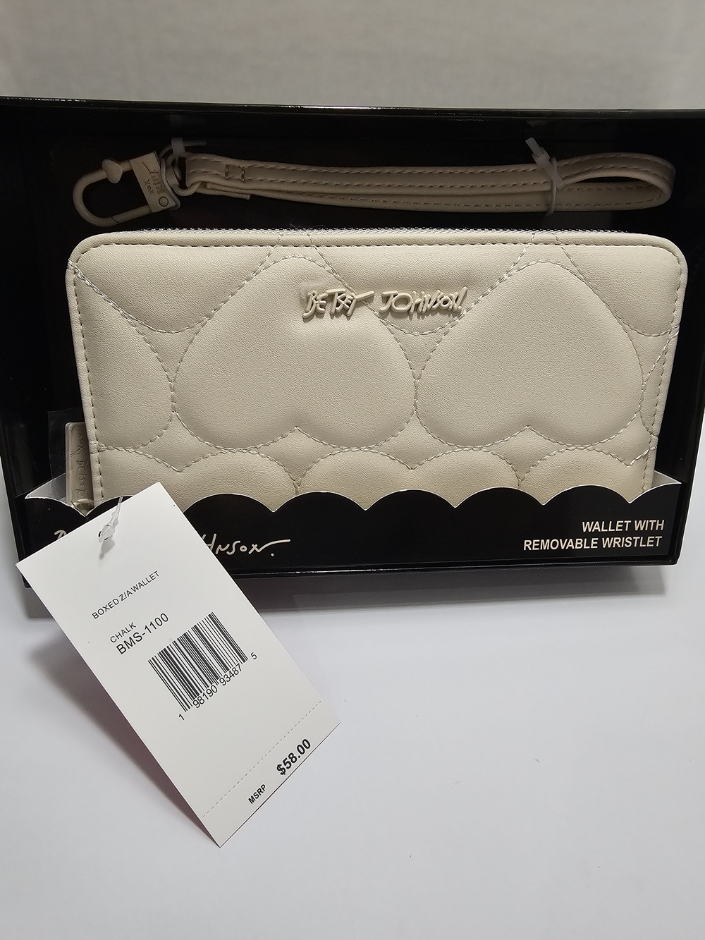 Betsey Johnson Chalk White Quilted Hearts Zip Around Wristlet Wallet NIB NWT - Picture 6 of 10